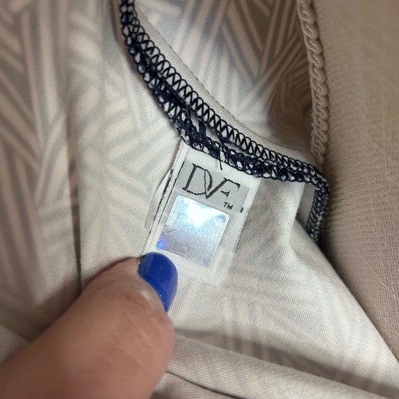 Diane Von Furstenberg beautiful women’s size 4 sleeveless navy and white dress. - Picture 5 of 10